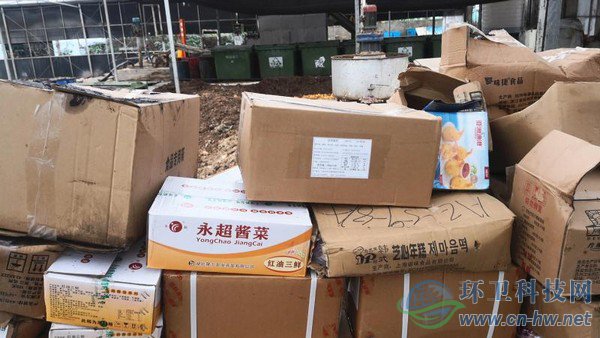 冷凍的過(guò)期食品、不合格食品等待拆箱后自然解凍