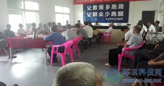常紀(jì)文到村委會(huì)給村黨支部、村委會(huì)和村民理事會(huì)代表講解農(nóng)村垃圾分類